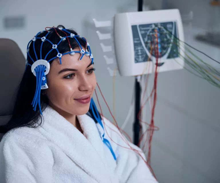 Kobieta w trakcie badania EEG